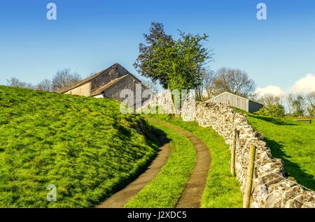 Verwinkelten Gasse führt bergauf zu einer Scheune Stockfoto