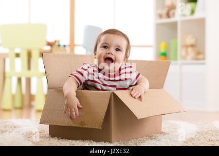 hübsches Baby in einer Schachtel Stockfoto