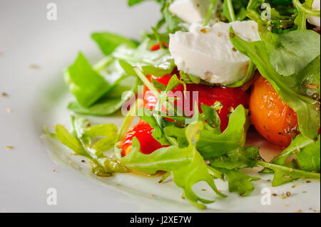 Warmer Salat mit Tomaten, Parmeggiano, Spinat, gekocht, Paprika und Käse Stockfoto