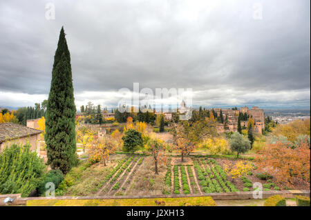 Blick vom Palacio de Generalife auf die Gärten und die Alhambra, Granada, Spanien Stockfoto