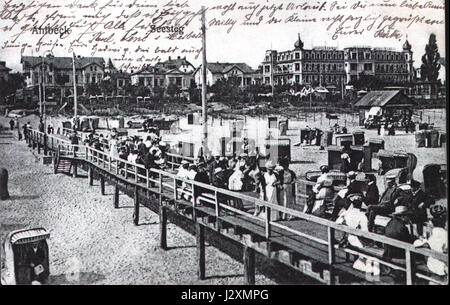 Dieses Foto vom 7. Juli 1909 zeigt den Seesteg in Ahlbeck, einen berühmten Badeort an der Ostseeküste in Deutschland. Das Bild fängt die malerische Schönheit der Gegend und ihren berühmten Seebad ein. Stockfoto