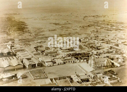 „Arica desde el Morro“ bezieht sich auf eine historische Ansicht von Arica, Chile, die dem Morro de Arica im 19. Jahrhundert entnommen wurde. Das Bild zeigt die Entwicklung der Stadt und ihre Bedeutung an der Küste während dieser Zeit. Stockfoto