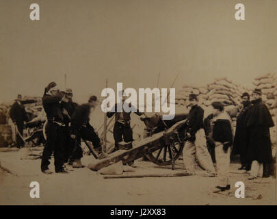 Die *Batterie Porte Maillot* bezieht sich auf ein militärisches Gebäude, das als Teil der Befestigungsanlagen um Paris errichtet wurde. Am 14. Mai 1871, während des Deutsch-Französischen Krieges, wurde das Gebiet durch den Konflikt zwischen den französischen Truppen und der preußischen Invasionsarmee stark beeinflusst. Die Rolle der Batterie im Krieg unterstreicht die strategische Bedeutung der Verteidigung von Paris während dieser turbulenten Periode in der französischen Geschichte. Stockfoto