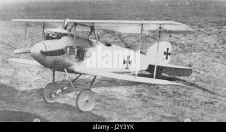 Die Albatros D.. Ich war ein Kampfflugzeug aus dem Ersten Weltkrieg, bekannt für sein fortschrittliches Design und seine bedeutende Rolle im Luftkampf während des Krieges. Es war eines der ersten deutschen Flugzeuge, das mit einem synchronisierten Maschinengewehr ausgestattet war, was es im Kampf sehr effektiv machte. Stockfoto