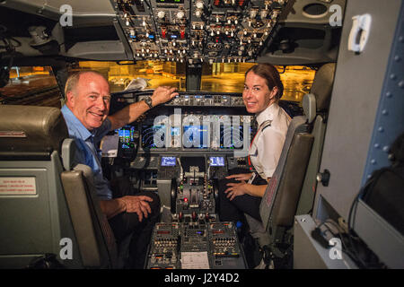 Cockpit eines modernen Jetliner mit Co-Pilotin Stockfoto