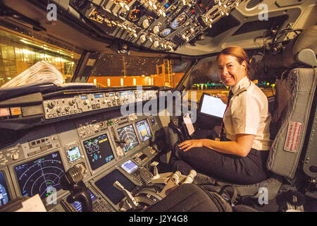 Cockpit eines modernen Jetliner mit Co-Pilotin Stockfoto