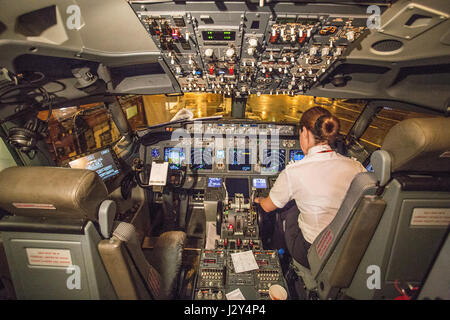 Cockpit eines modernen Jetliner mit Co-Pilotin Stockfoto