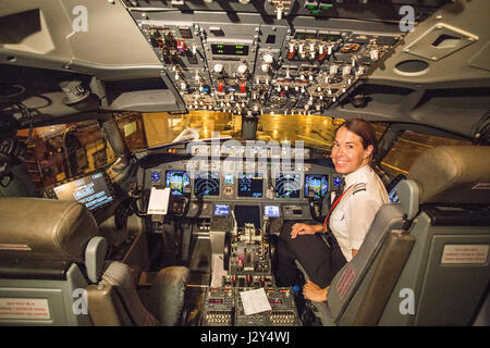 Cockpit eines modernen Jetliner mit Co-Pilotin Stockfoto