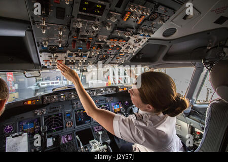 Cockpit eines modernen Jetliner mit Co-Pilotin Stockfoto
