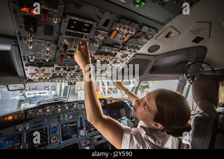 Cockpit eines modernen Jetliner mit Co-Pilotin Stockfoto