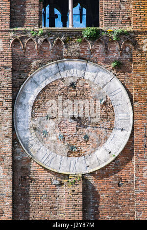 Detail der gebrochenen und zerstörten Uhr von einem alten Glockenturm. Stockfoto