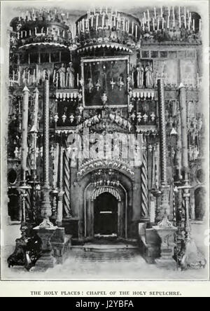 Dieses Bild zeigt die Grabeskapelle, eine bedeutende religiöse Stätte, die vermutlich der Ort der Kreuzigung und Beerdigung Jesu Christi ist. Das Foto stammt aus dem Jahr 1903 und zeigt die architektonischen Merkmale der Kapelle. Stockfoto