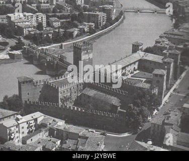 Dieses historische Gebäude, Castelvecchio, befindet sich in Verona (VR), Italien, ist eine ikonische mittelalterliche Festung. Es spielte eine wichtige Rolle bei der Verteidigung der Region und dient heute als Museum, das die Geschichte und Kunst von Verona zeigt. Stockfoto