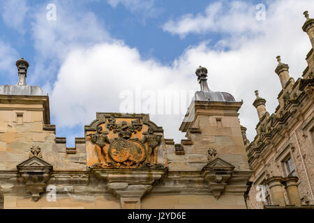 Roxburgh Familienwappen an der Fassade des Floors Castle, Kelso, Roxburghshire, Scottish Borders, Schottland, Vereinigtes Königreich. Stockfoto