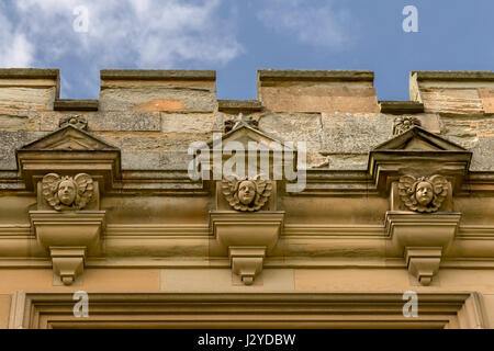 Baby Engel als Verzierungen an der Fassade des Floors Castle, Kelso, Roxburghshire, Scottish Borders, Schottland, Vereinigtes Königreich. Stockfoto