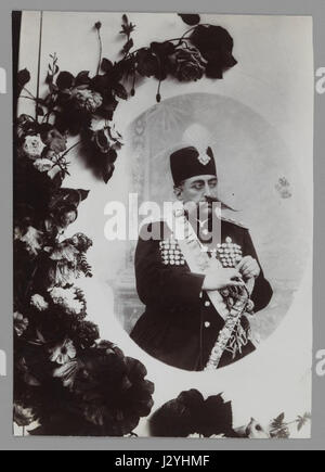 Brooklyn Museum - Foto von einem Fotografieren von Muzaffar al-Din Schah in der Krönung Regalia 1 274 Vintage-Fotografien Stockfoto