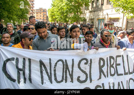 Rom, Italien. 1. Mai 2017. Anti-rassist Solidarität Demonstration am 1. Mai für die Straßen der multiethnischen Bezirk Torpignattara. Bildnachweis: Patrizia Cortellessa/Pacific Press/Alamy Live-Nachrichten Stockfoto