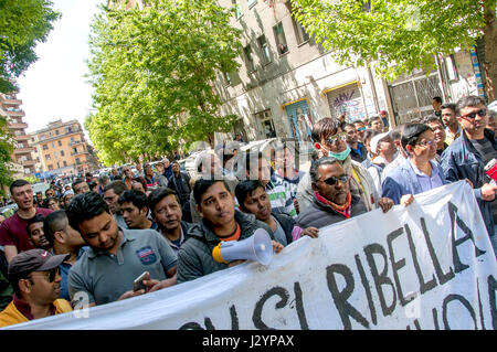 Rom, Italien. 1. Mai 2017. Anti-rassist Solidarität Demonstration am 1. Mai für die Straßen der multiethnischen Bezirk Torpignattara. Bildnachweis: Patrizia Cortellessa/Pacific Press/Alamy Live-Nachrichten Stockfoto