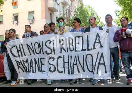 Rom, Italien. 1. Mai 2017. Anti-rassist Solidarität Demonstration am 1. Mai für die Straßen der multiethnischen Bezirk Torpignattara. Bildnachweis: Patrizia Cortellessa/Pacific Press/Alamy Live-Nachrichten Stockfoto