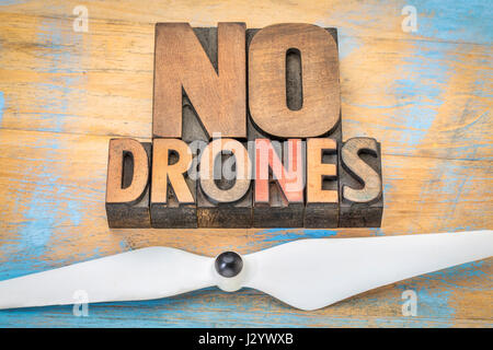 Keine Drohnen Zeichen oder Banner - Zusammenfassung der Wörter in Vintage Buchdruck Holzart Blöcken mit einer Drohne-propeller Stockfoto