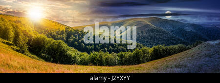 Tag und Nacht Wechsel Konzept. zusammengesetztes Bild Panorama Sommer Landschaft. Hang-Wiese am Waldrand in Karpaten Stockfoto