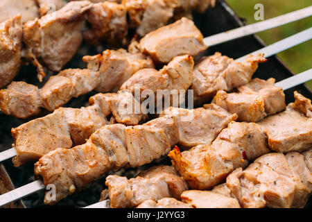 Gegrilltes mariniertes Caucasus Grill Fleisch Schaschlik Schaschlik Schweinefleisch auf Metall Spieß grillen. Niemand Stockfoto