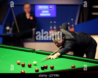 Mark Selby tagsüber siebzehn der Betfred Snooker-WM am Crucible Theatre in Sheffield. Stockfoto