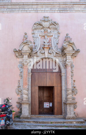 ERICE, Italien - 12. September 2015: Alte dekorative Tür einer Kirche in Erice, Sizilien, Süditalien Stockfoto