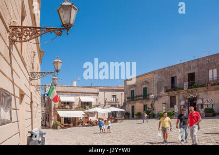 ERICE, Italien - 12. September 2015: Main Square Erice mit touristischen Geschäften und Restaurants in der Nähe von Trapani, Sizilien, Süditalien Stockfoto