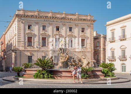 Syrakus, Italien - 14. September 2015: Der Brunnen auf dem quadratischen Archimedes in Syrakus. In der Mitte des Brunnens ist eine wunderschöne Statue von Dian Stockfoto