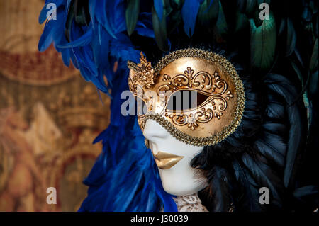 Bunte venezianische Maske mit vielen Details drauf Stockfoto