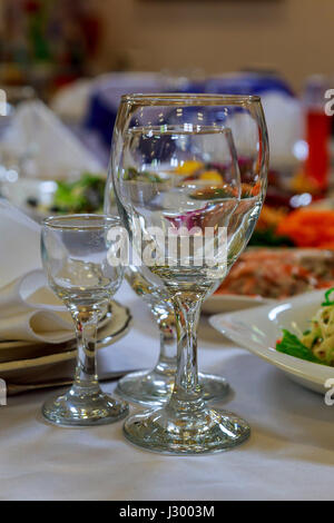 Lecker zubereitet und dekoriert Essen am Tisch im Restaurant. Stockfoto