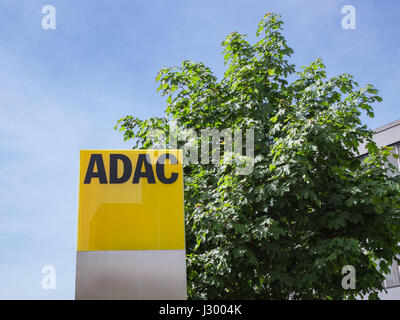 München, Deutschland - 12. Mai 2015: ADAC Schilder mit deutschen Automobilclub Logo größten Automobil-Verband in Europa. Stockfoto