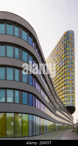 München, Deutschland - 12. Mai 2015: Äußere des ungewöhnlichen Bürogebäude mit glatten fließen. Hauptsitz der deutschen Automobil club ADAC. Stockfoto