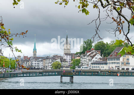 Der Fluss Limmat aus dem Zürichsee durch die Stadt Zürich, Schweiz Stockfoto