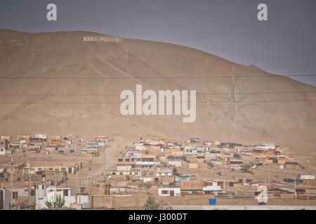 Sandy-Berge in der Nähe von Paracas. Ideal für viele Vögel, Seelöwen und anderen Säugetieren auf den felsigen Inseln zu sehen. Bei einer Bootsfahrt auf der Straße Stockfoto