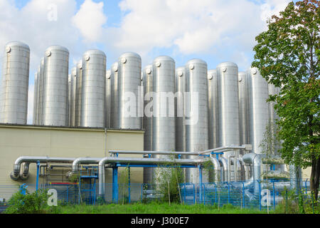 Fernwärme Lagertanks ist Teil des industriellen Abwasser-Aufbereitungsanlage für Trinkwassergewinnung und Warmwasserversorgung Stockfoto