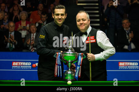 Mark Selby und John Higgins Handschlag vor der letzten Sitzung tagsüber siebzehn der Betfred Snooker-WM am Crucible Theatre in Sheffield. Stockfoto