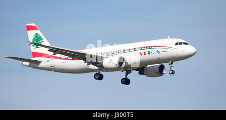 MEA Middle East Airlines Airbus A320 T7-MRC im Endanflug auf den Flughafen London-Heathrow LHR Stockfoto