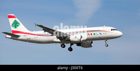 MEA Middle East Airlines Airbus A320 T7-MRC im Endanflug auf den Flughafen London-Heathrow LHR Stockfoto