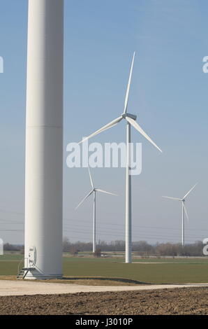 Windpark auf landwirtschaftlichen Flächen tagsüber vertikal Stockfoto