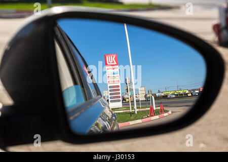 Samara, Russland - 30. April 2017: Lukoil Tankstelle Preis Zeichen Reflexion im Rückspiegel eines Autos Stockfoto