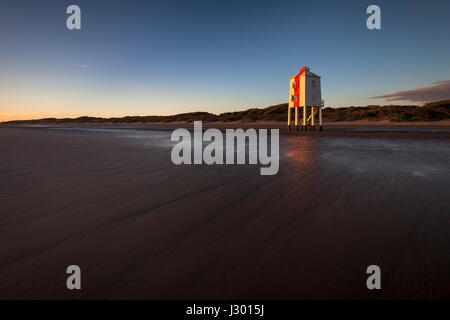 Atemberaubende Aussicht auf die hölzerne Leuchtturm am Burnham am Meer in Somerset in der Nähe von Sunset. Der Leuchtturm ist in goldenes Licht getaucht. Stockfoto