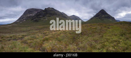 Panoramasicht auf Berge von Glen Coe und Glen Etive einschließlich Buachaille Etive Mòr, Creise und Meall ein Bhuiridh. Stockfoto