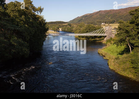 Blick von der Brücke Oich (auch bekannt als Victoria Bridge, Aberchalder) in den schottischen Highlands an einem sonnigen Tag. Stockfoto