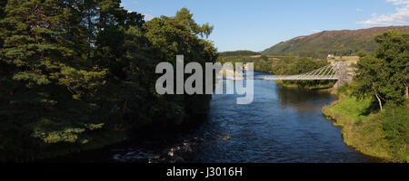 Blick von der Brücke Oich (auch bekannt als Victoria Bridge, Aberchalder) in den schottischen Highlands an einem sonnigen Tag. Stockfoto