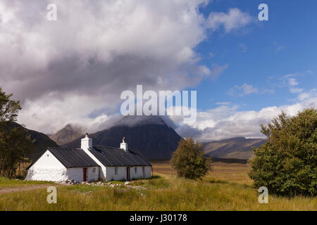 Atemberaubende Aussicht von Black Rock Cottage in den schottischen Highlands, mit Blick auf Buachaille Etive Mòr an einem sonnigen Tag mit Wolken über den Berg. Stockfoto