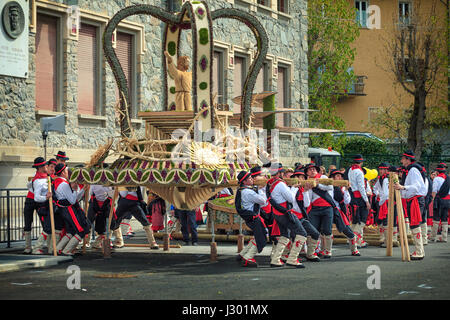 "Pasquali" ist einer alten und eindrucksvollen religiösen und Folklore-Zeremonie, die jedes Jahr in Bormio im oberen Veltlin am Ostersonntag stattfindet. Stockfoto