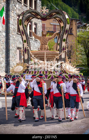 "Pasquali" ist einer alten und eindrucksvollen religiösen und Folklore-Zeremonie, die jedes Jahr in Bormio im oberen Veltlin am Ostersonntag stattfindet. Stockfoto