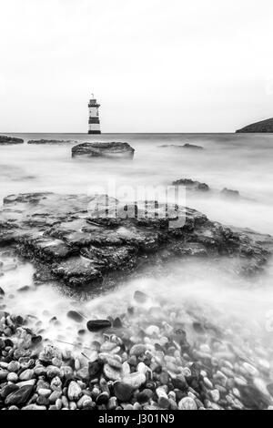 Trwyn Du oder Penmon Leuchtturm zwischen Dinmor Punkt in der Nähe von Penmon und Ynys Seriol oder Puffin Insel im äußersten Osten von Anglesey North Wales. Stockfoto